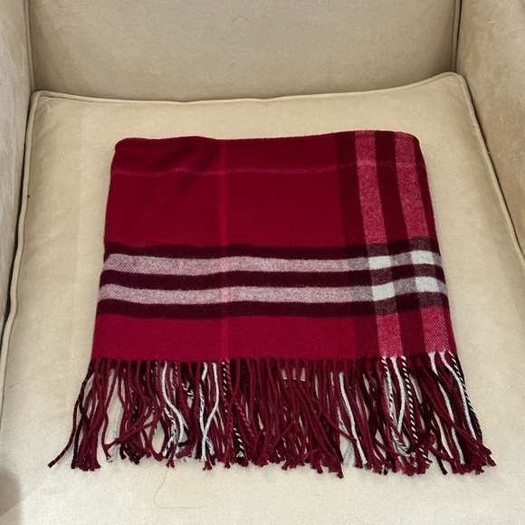 BURBERRY Large Giant Checker Pullover Scarf - Picture 3 of 5